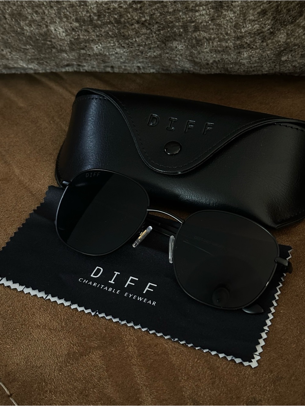 Diff Eyewear Black Round Sunglasses with Case